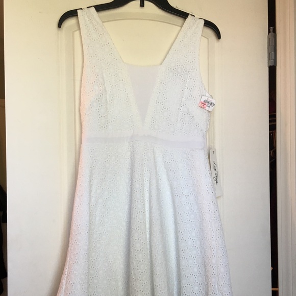 White dress NWT detailed with plain white pieces - Picture 2 of 3